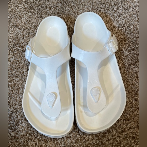 Birkenstock Shoes - Birkenstock Giza Sandals - size 9